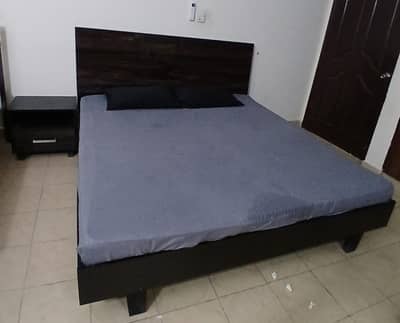 1 bed with 2 side tables