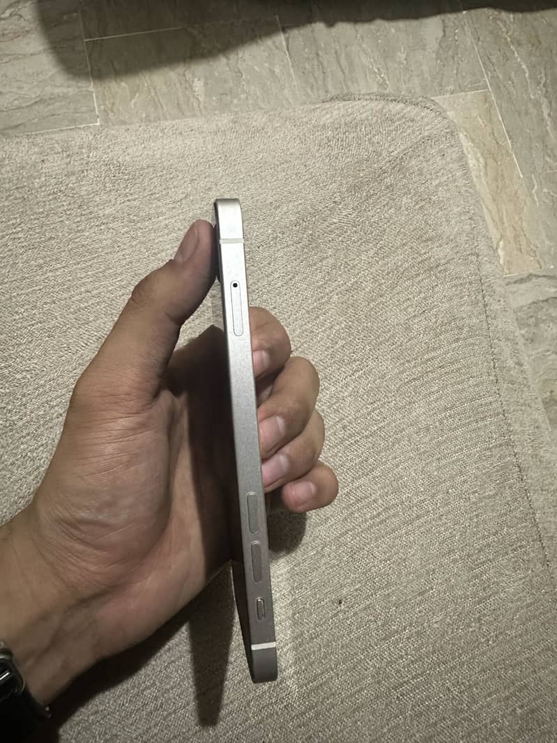 Apple iPhone 12 4