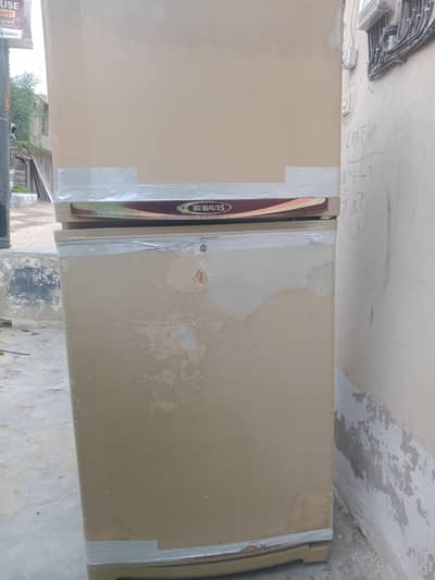 waves 2 door fridge in good condition