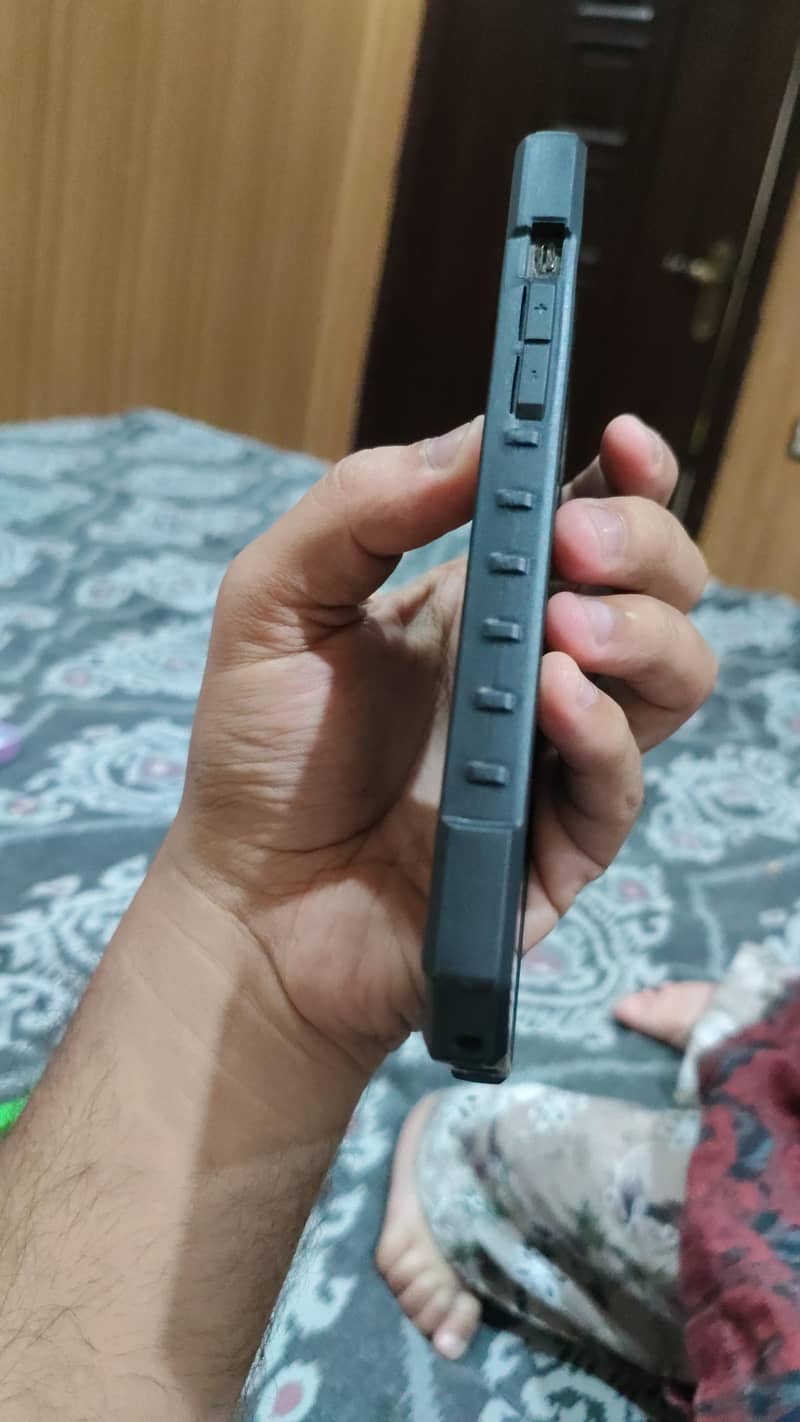 14 pro max uag case 1