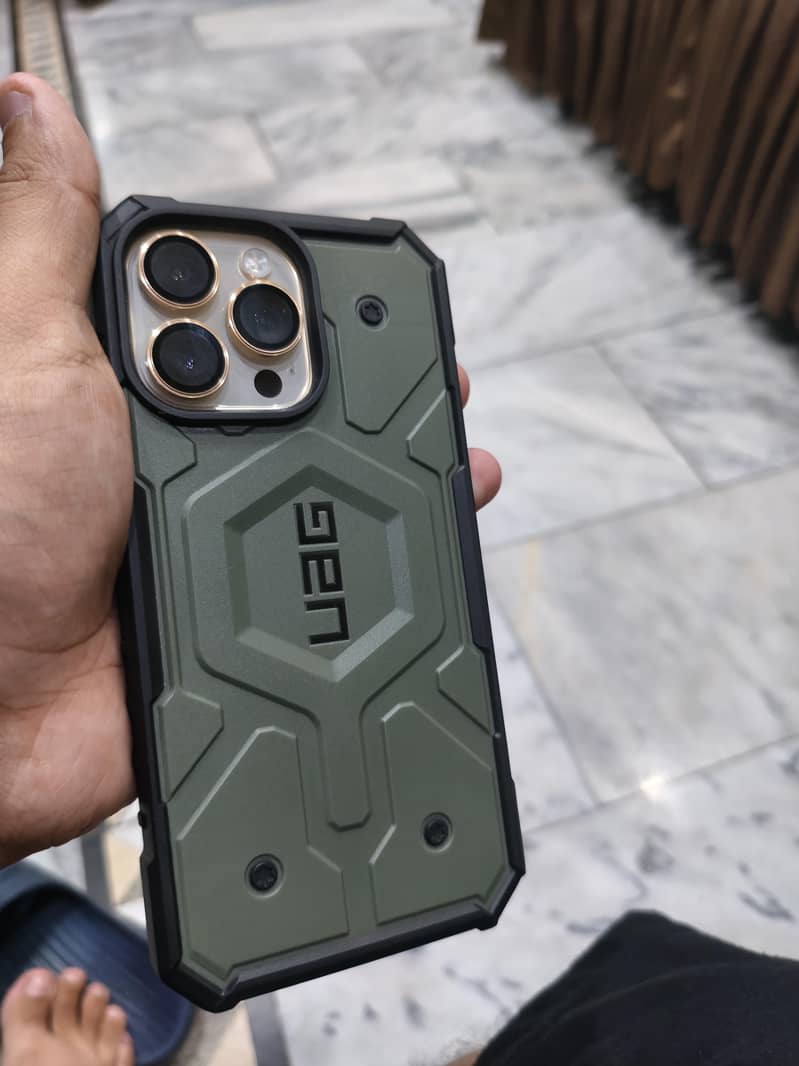 14 pro max uag case 4