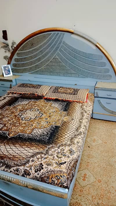 good condition Farmica bed with metris include dressing table and side