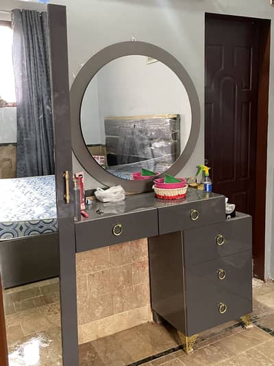 3pices Bedroom furniture 7foot almari 6/7 bed dressing table
