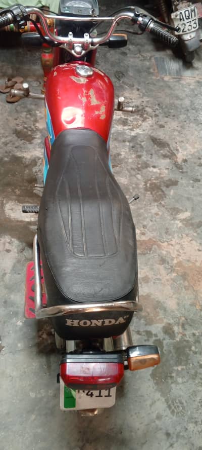 crown 2011 madal engine new howa hai chlai bilkul ok hai 03126250301