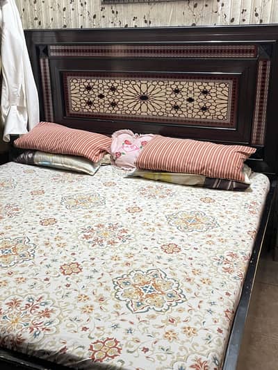 King Size bed / 5 Door Wardrobe / Sidetables / And Divider For Sale