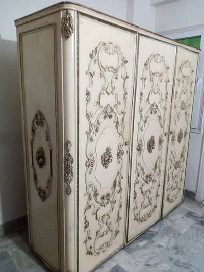 Three door Cupoard for sale on deco paint with solid wood.