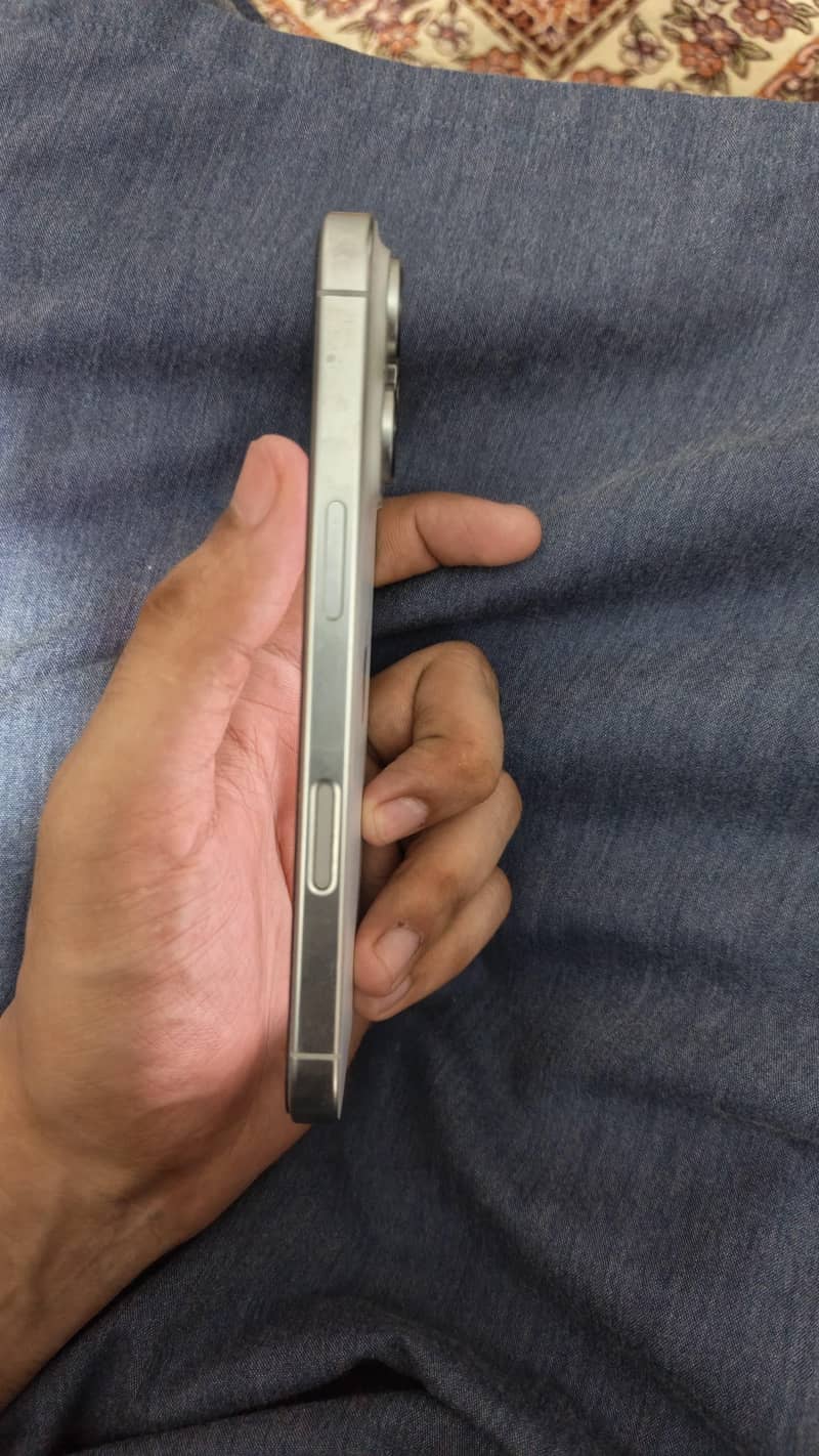 Apple iPhone 16 Pro 4