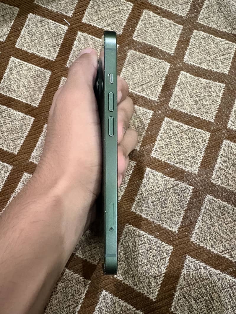 Apple iPhone 13 8