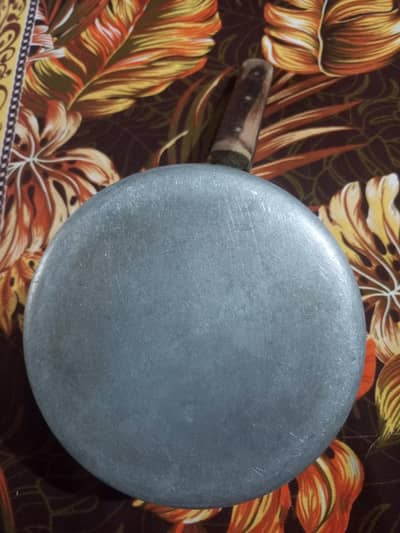 used ni Kiya Pani dala tha us k thory Sy neshan han silver k han