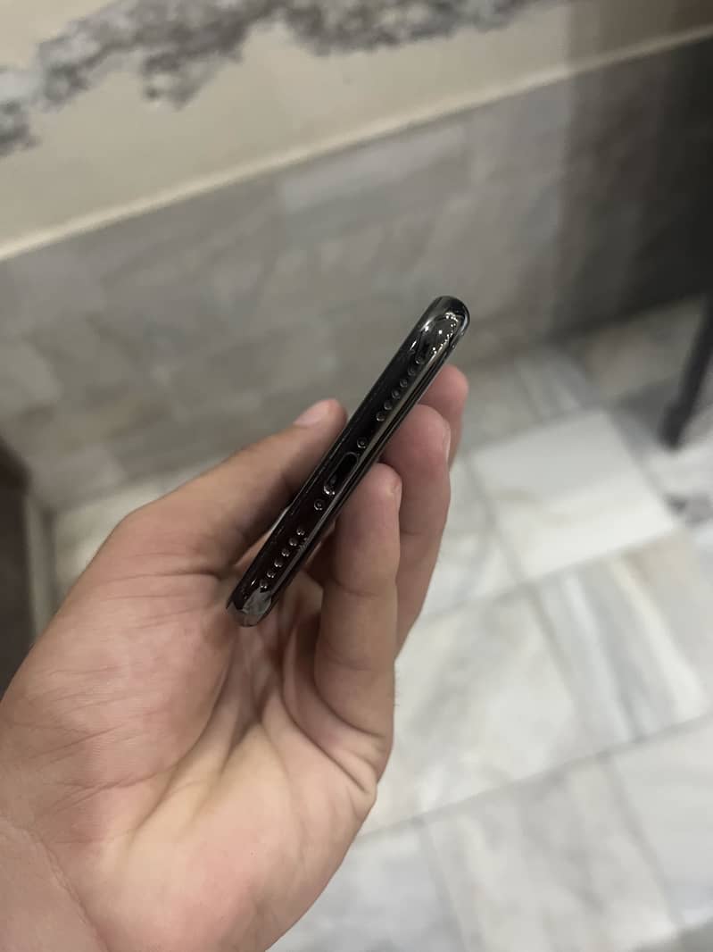 Apple iPhone X 4