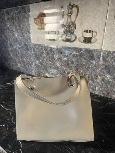 Bag with shoulder strips
