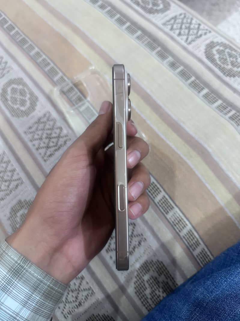 Apple iPhone 16 Pro 1