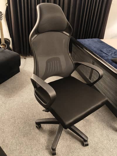 It's a brand new chair. Condition is 10/10.