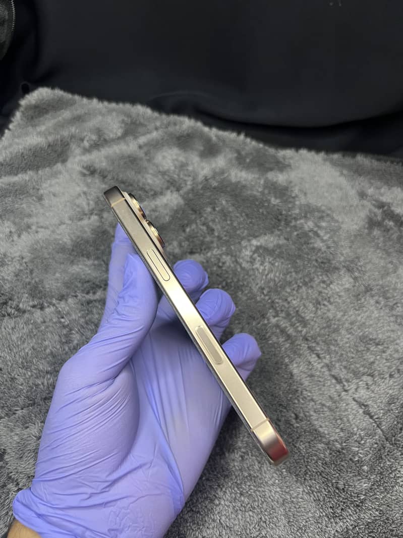 iPhone 16 pro 4