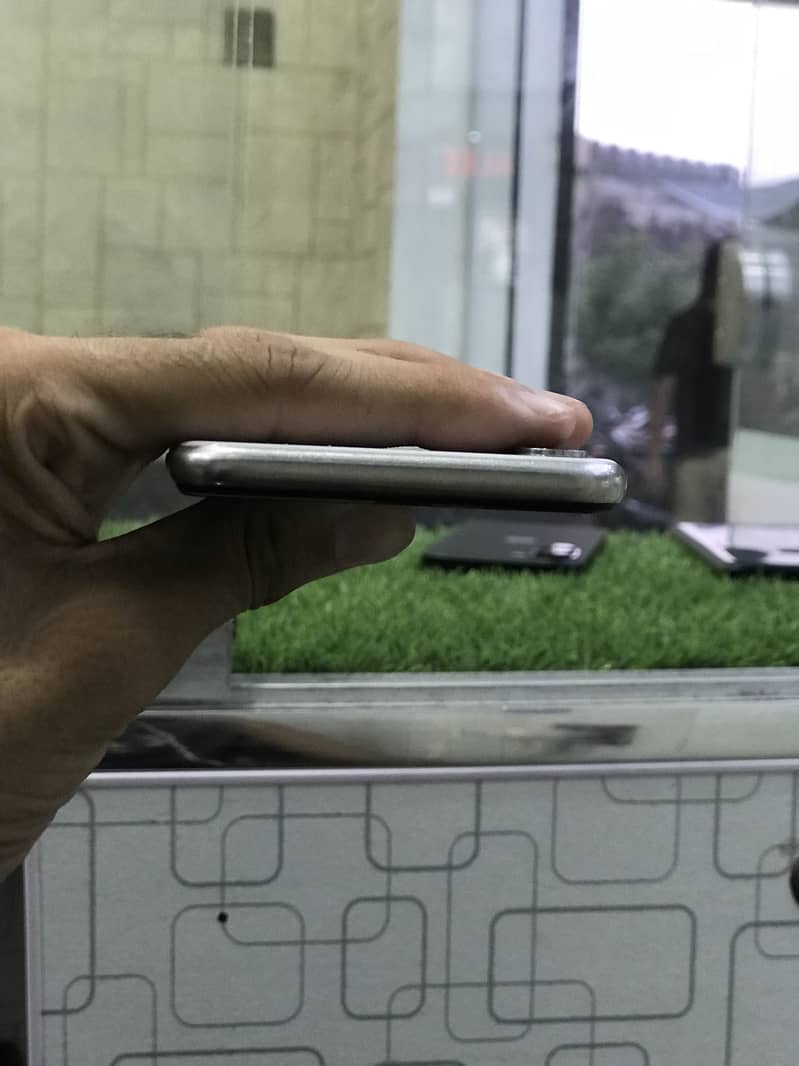 Apple iPhone X 4