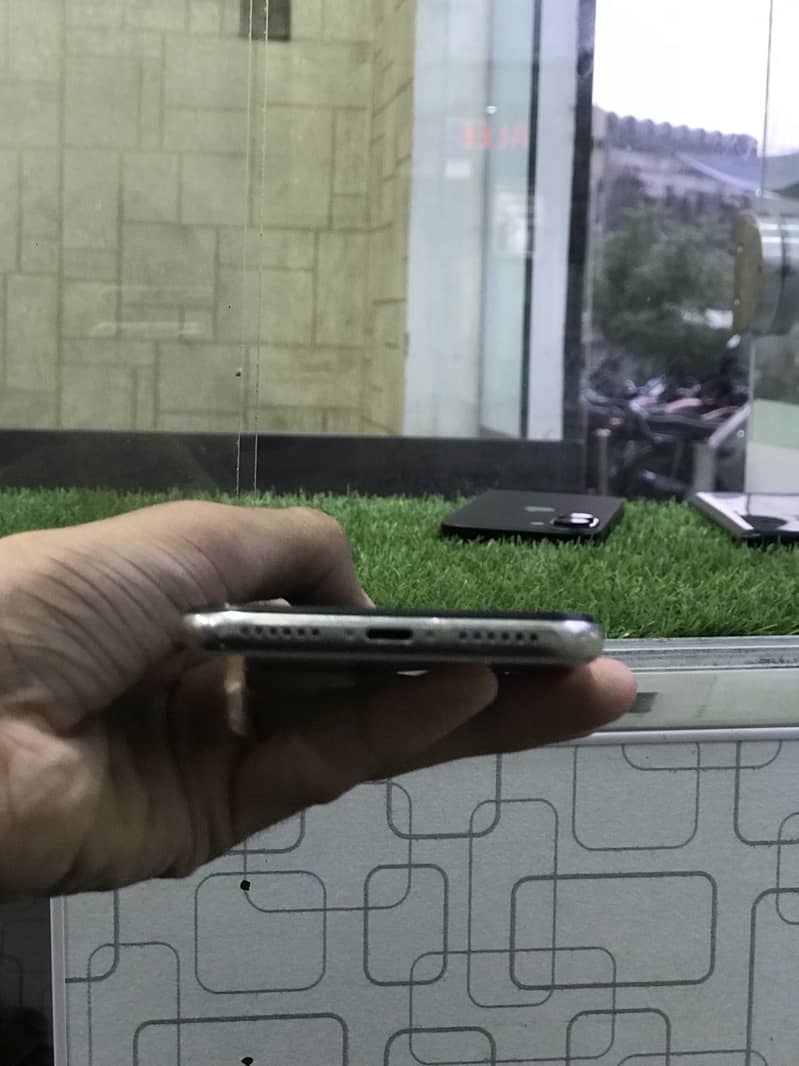 Apple iPhone X 5