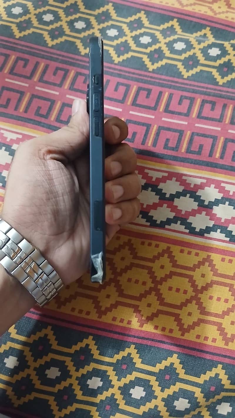 Apple iPhone 13 4