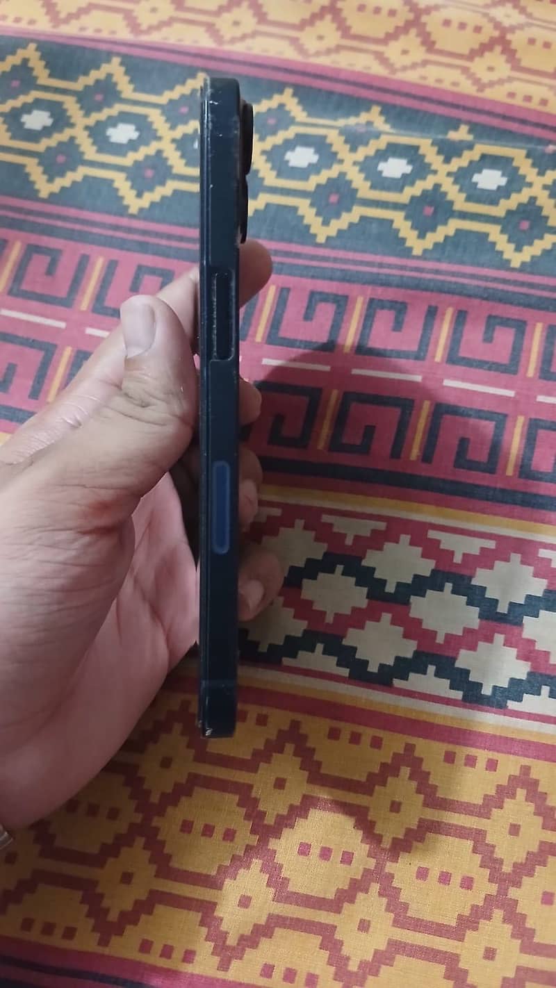 Apple iPhone 13 5
