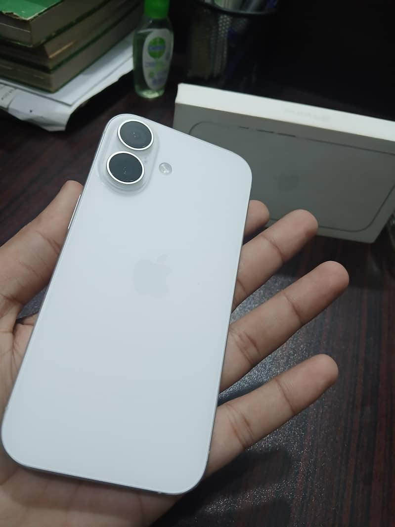 Apple iPhone 16 2