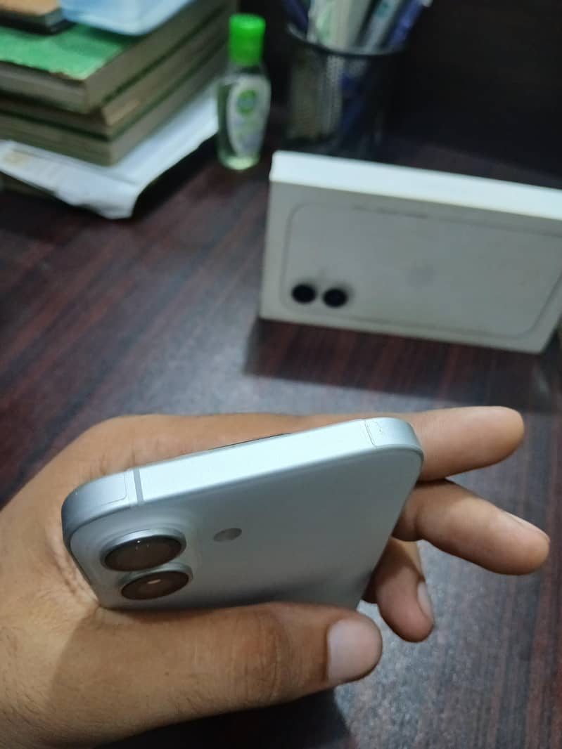 Apple iPhone 16 3