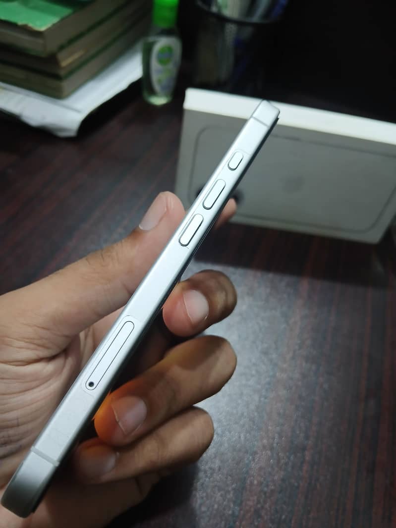 Apple iPhone 16 4