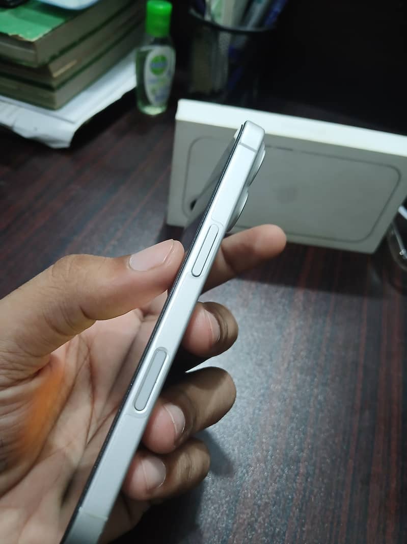 Apple iPhone 16 5