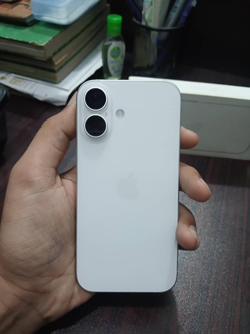 Apple iPhone 16 6