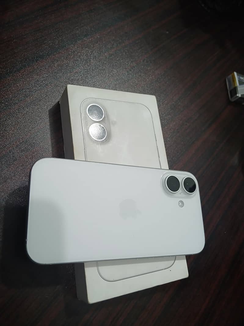 Apple iPhone 16 7