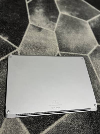 Microsoft surface laptop 2 core i5 8th gen 8GB RAM 256GB SSD