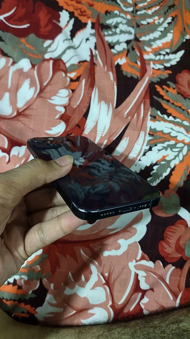 Apple iPhone 13 2