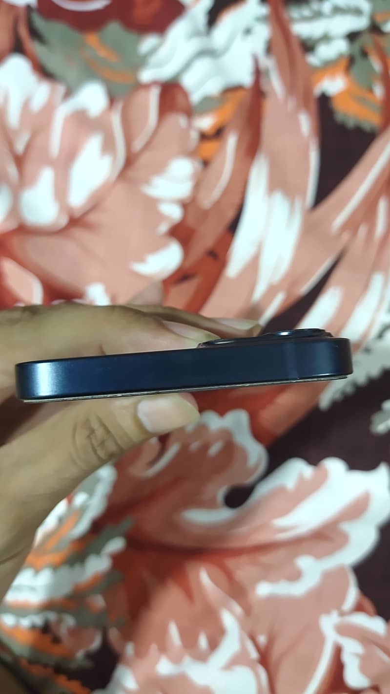 Apple iPhone 13 4