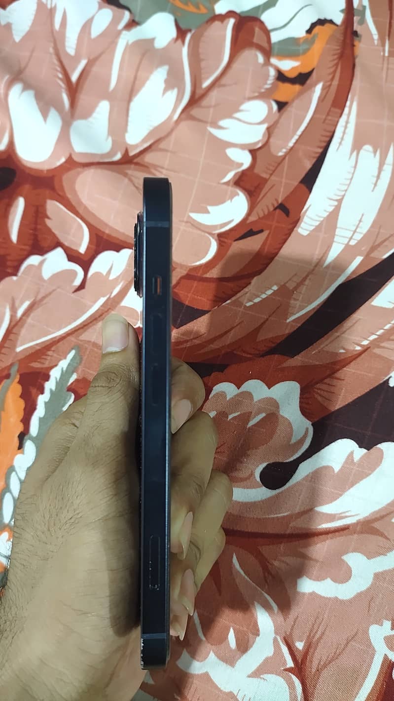 Apple iPhone 13 5
