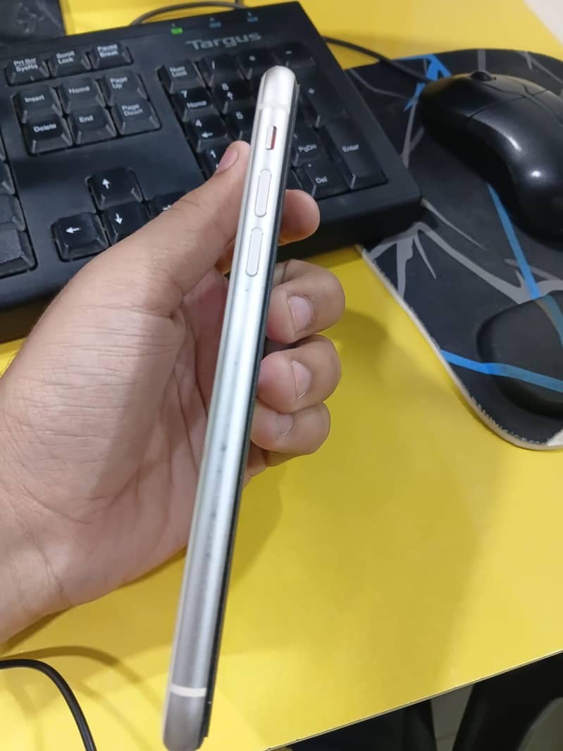 Apple iPhone 11 4