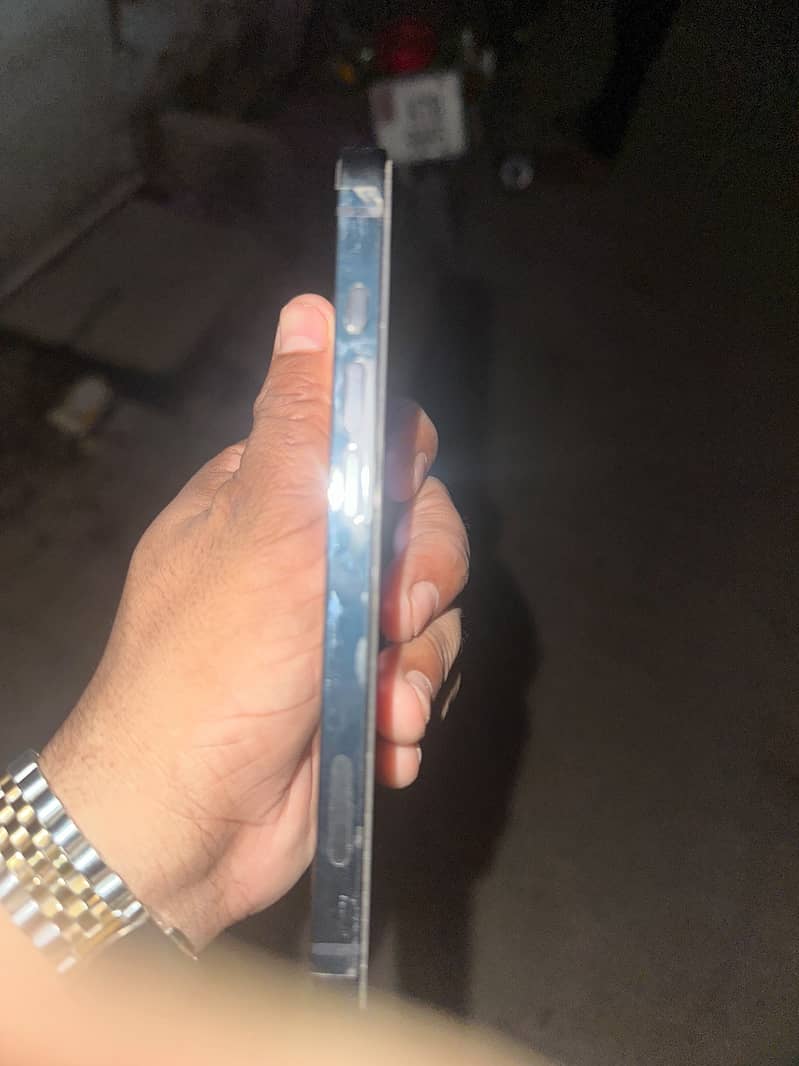 Apple iPhone 16e 1