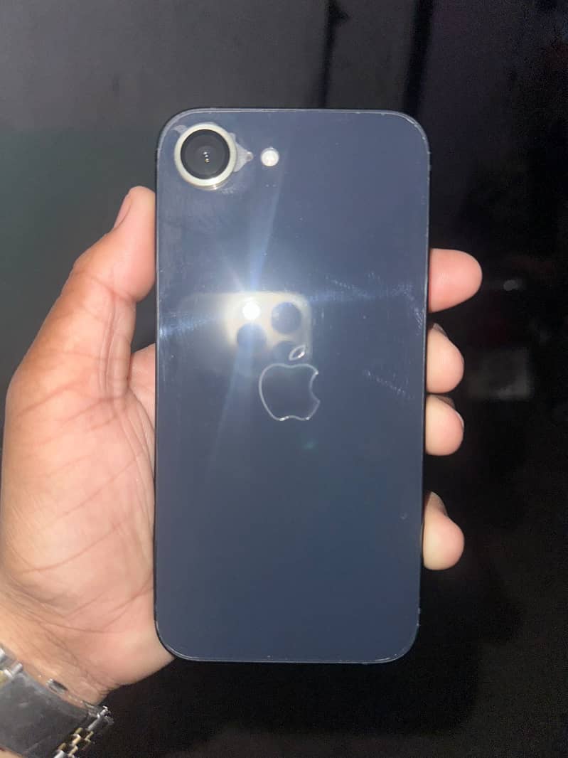 Apple iPhone 16e 3
