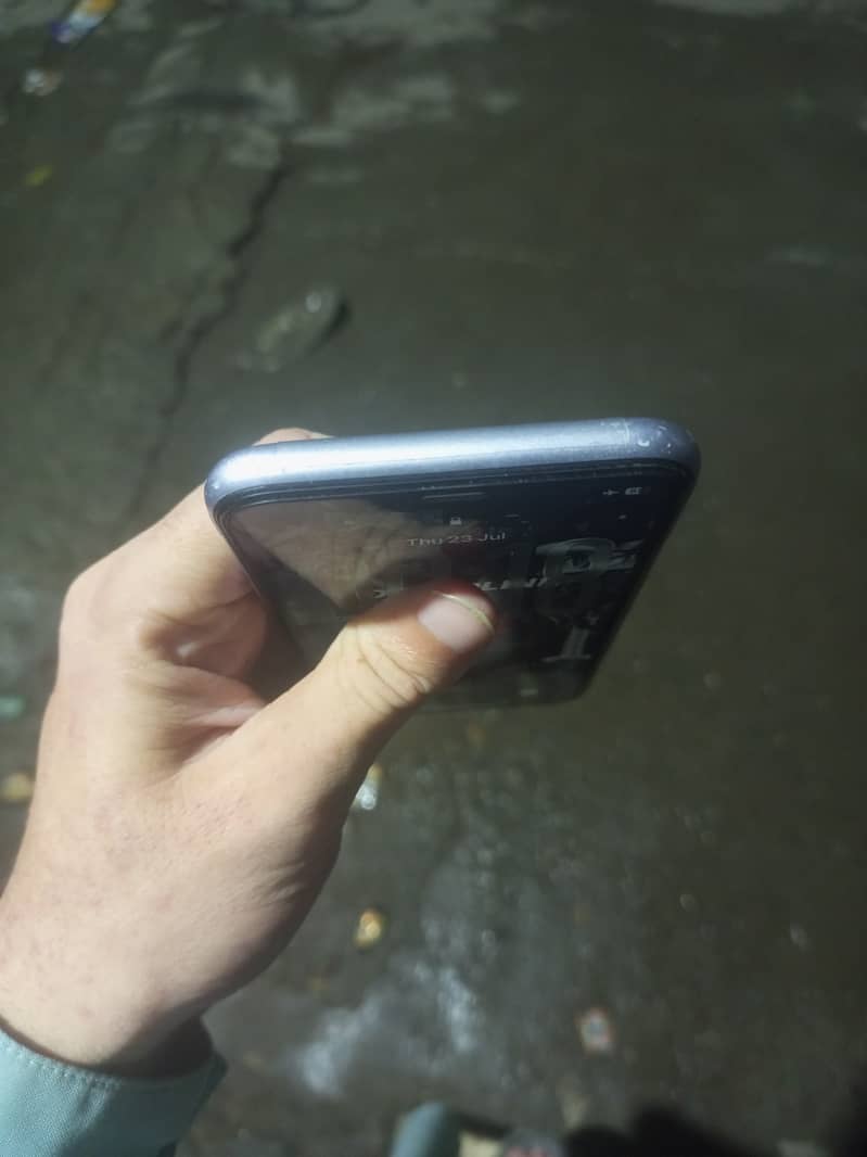 iPhone 11 4