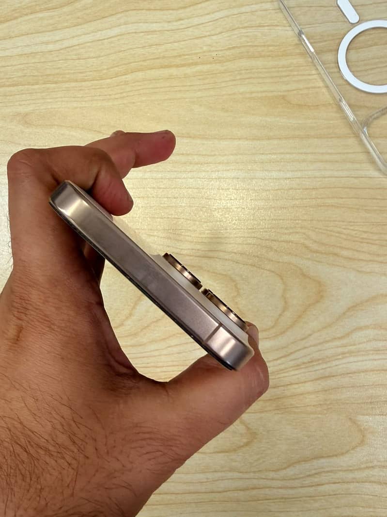 Apple iPhone 16 Pro Max 1