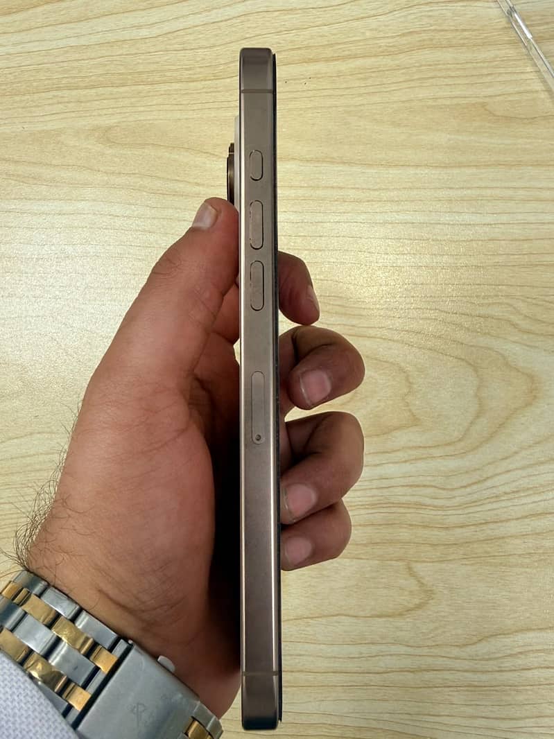 Apple iPhone 16 Pro Max 4