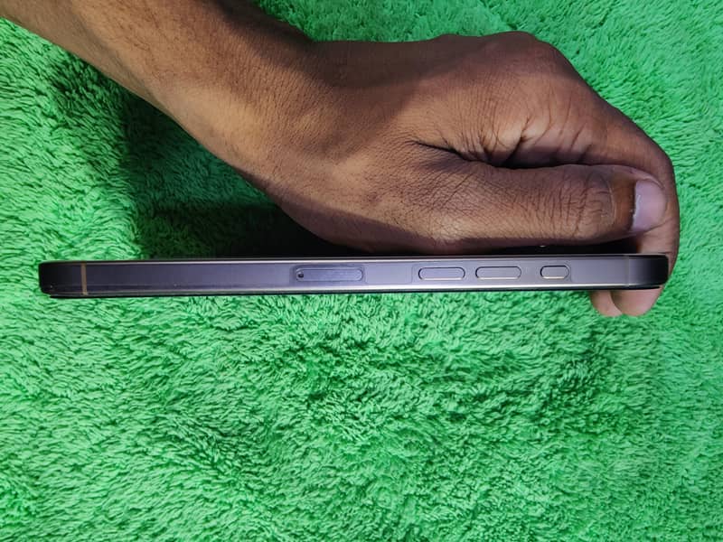 Apple iPhone 16 Pro Max 2