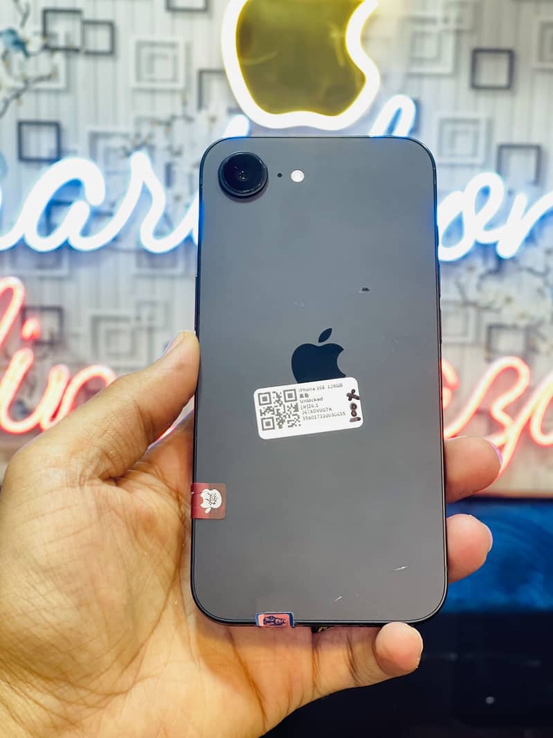 iPhone 16e 1