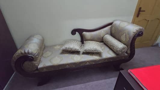 Silaj: Traditional Wooden Dewan / Daybed - Comfortable & Stylish