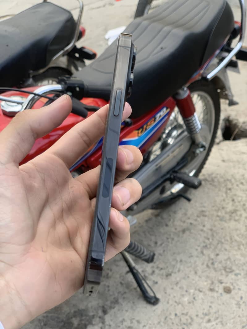 iPhone 14 Pro Max 4