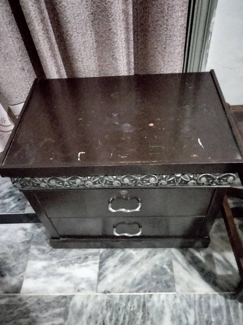 2 Single beds without side table 1