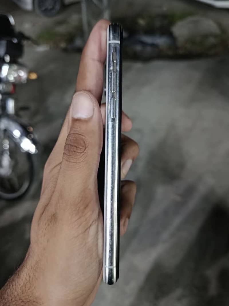 Apple iPhone X 4