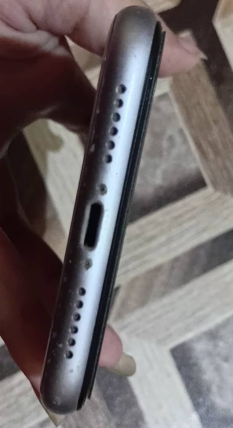 Apple iPhone 11 4