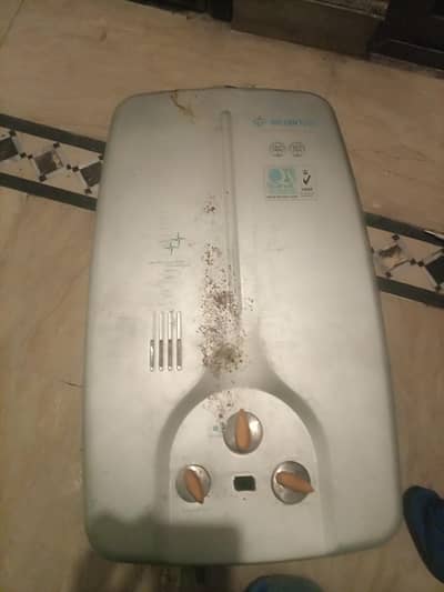 slightly used fugi instant gas water heater (gas geyser) 8 liters