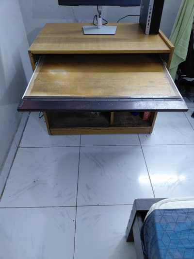 wooden computer table