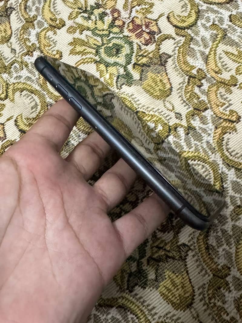 Apple iPhone 11 4