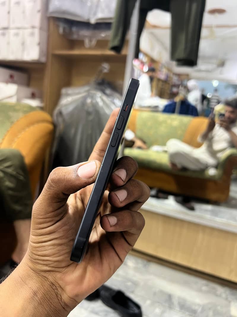 Apple iPhone 15 4