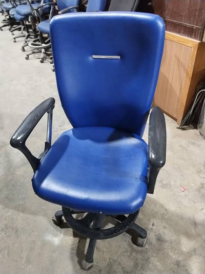hug mid back Revolving chair very good condition